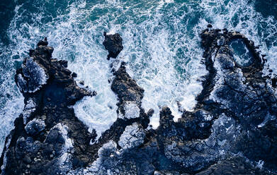 Wellen rollen über Felsen im Meer - CAVF78337