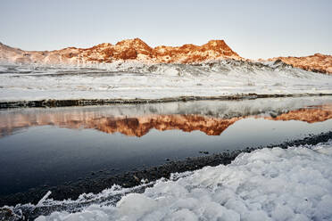 Winterlicher Bach gegen schneebedeckte Berge - CAVF78345