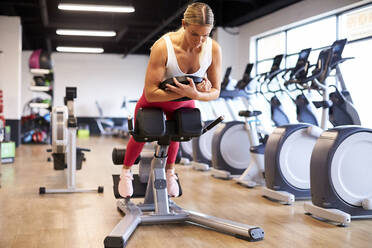 Eine Frau trainiert im Fitnessstudio. - CAVF78381