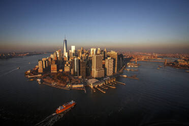 Sonnenuntergang über der Skyline von Manhattan und dem Financial District, New York City - CAVF78422