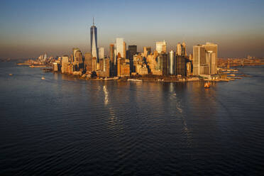 Sonnenuntergang über der Skyline von Manhattan und dem Financial District, New York City. - CAVF78423