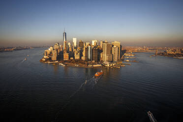 Sonnenuntergang über der Skyline von Manhattan und dem Financial District, New York City - CAVF78424
