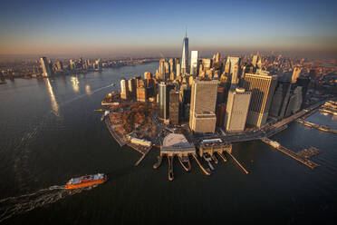 Sonnenuntergang über der Skyline von Manhattan und dem Financial District, New York City - CAVF78425