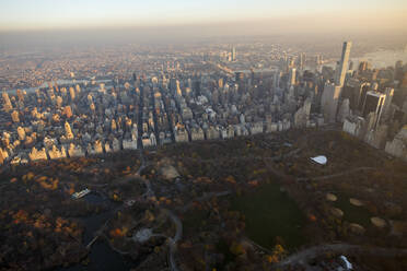 Sonnenuntergang über dem Central Park und der Upper East Side von Manhattan, NYC, NY - CAVF78428