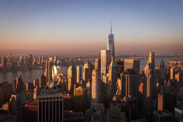 Sonnenuntergang über Manhattan und dem Financial District, New York City, NY - CAVF78429