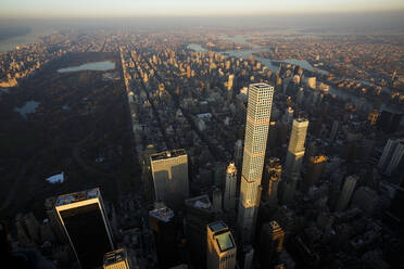 Sonnenuntergang über Hochhauswohnungen in der Nähe des Central Park, New York City. - CAVF78430