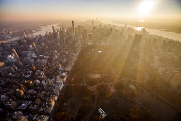 Der Central Park in New York City aus einem Hubschrauber bei Sonnenuntergang. - CAVF78431