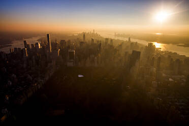 Sonnenuntergang über dem Central Park und Midtown Manhattan, New York City. - CAVF78432