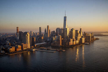 Sonnenuntergang über dem Freedom Tower und dem Financial District in New York City. - CAVF78435