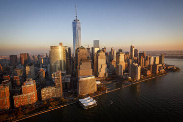Sonnenuntergang über dem Freedom Tower und dem Financial District in New York City - CAVF78436