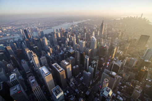 Sonnenuntergang über dem Times Square und Midtown Manhattan in New York City, NY - CAVF78437