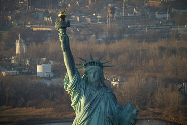 Die Freiheitsstatue vor den Industrievororten von New Jersey, NYC. - CAVF78439