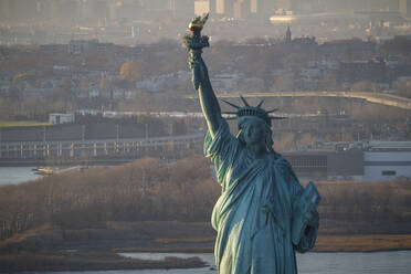 Sonnenuntergang an der Freiheitsstatue im Hafen von New York, New York City. - CAVF78440