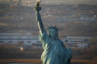 Sonnenuntergang an der Freiheitsstatue im Hafen von New York, New York City. - CAVF78441