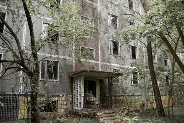 Verlassenes Hochhaus in der Sperrzone von Tschernobyl - CAVF78484