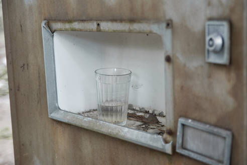 Kaputte Erfrischungsgetränkeautomaten in der überwucherten Geisterstadt Pripyat, - CAVF78497