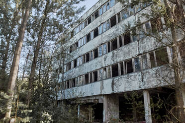 Verlassenes Hochhaus in der Sperrzone von Tschernobyl - CAVF78525