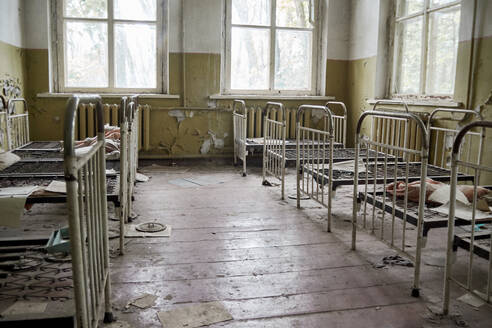 Verlassener Kindergarten in Tschernobyl, Ukraine. Kindergarten mit Spielzeug und verlassenen Dingen - CAVF78528