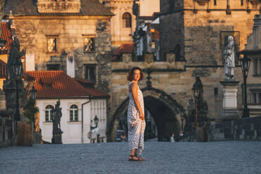 Frau geht über die Karlsbrücke, Prag, Tschechische Republik - CAVF78546