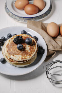 Stapel von Pfannkuchen mit Beeren, Stillleben von oben. - CAVF78556