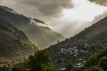 Landschaft mit grünem Bergtal und Dorf bei Sonnenuntergang in Nepal - CAVF78581