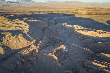 Zufahrtsstraße nach San Pedro de Atacama aus der Vogelperspektive - CAVF78595