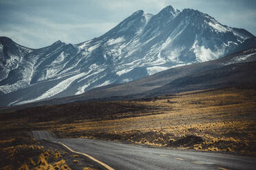 Straße und Berge in der Atacamawüste - CAVF78608