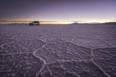 Auto über unregelmäßige Strukturen aus Salz in Uyuni - CAVF78618