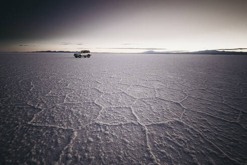 Auto unter den Sternen im Salar von Uyuni - CAVF78620