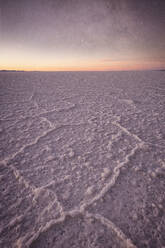 Unregelmäßige Salzstrukturen unter dem Sternenhimmel des Uyuni-Salars - CAVF78622