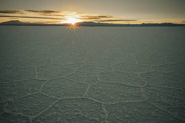 Unregelmäßige Strukturen aus Salz bei Sonnenaufgang - CAVF78624