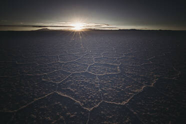 Unregelmäßige Strukturen aus Salz bei Sonnenaufgang - CAVF78625