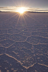 Unregelmäßige Strukturen aus Salz bei Sonnenaufgang - CAVF78626
