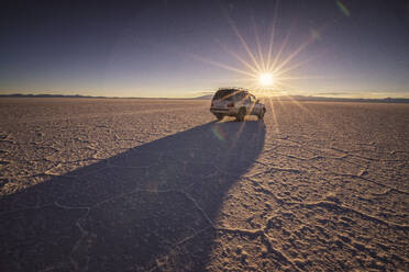 Auto über dem Uyuni-Salar bei Sonnenaufgang - CAVF78628