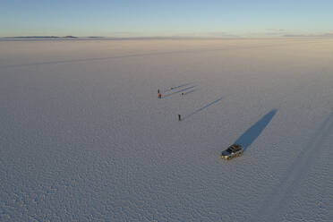 Menschen und ihre länglichen Schatten beim Fotografieren des Salars - CAVF78633