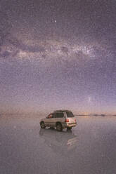 Auto über dem Wasser unter den Sternen - CAVF78650