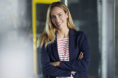 Porträt einer lächelnden Geschäftsfrau im Büro, lizenzfreies Stockfoto