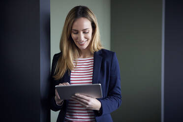 Lächelnde Geschäftsfrau mit Tablet - RBF07491