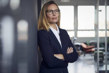 Porträt einer selbstbewussten Geschäftsfrau im Büro - RBF07507