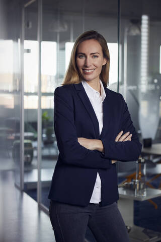 Porträt einer lächelnden Geschäftsfrau im Büro, lizenzfreies Stockfoto