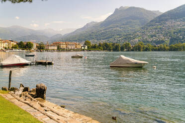 Blick auf die Bucht von Lugano im Sommer mit Booten auf dem See - CAVF78705