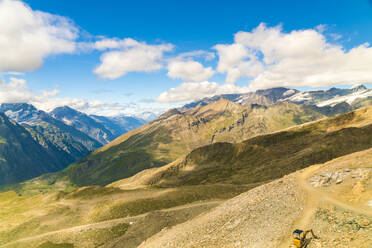 Blick auf die Alpen in Zermatt an einem sonnigen Sommertag mit Gras - CAVF78715