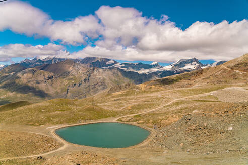 Blick auf die Alpen vom Gornergrat mit See im Vordergrund - CAVF78717