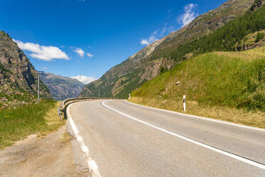 Alpenstrasse bei Zermatt im Wallis Kantone im Sommer mit Grünanlagen - CAVF78718