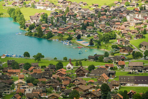 Lungernsee in Obwalden im Sommer mit einem Dorf von oben - CAVF78722