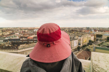 Dame mit Hut genießt den Blick auf Budapest von der St. Stephans-Basilika aus - CAVF78748