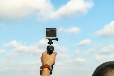 Tourist, der im Sommer ein Video mit einer Action-Kamera aufnimmt - CAVF78758