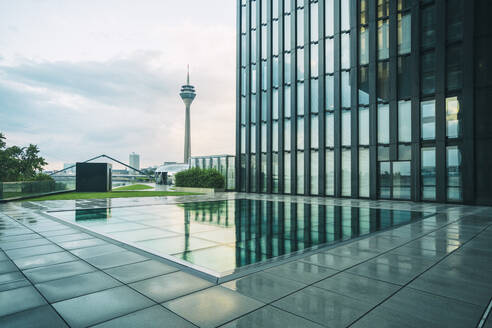 Moderne Gebäude des Medienhafens mit Fernsehturm im Hintergrund - CAVF78773