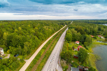 Luftaufnahme einer Autobahn in der Umgebung von Kalmar - CAVF78794