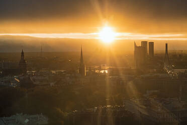 Blick auf die Skyline von Riga von oben am späten Nachmittag bei warmem Licht - CAVF78800